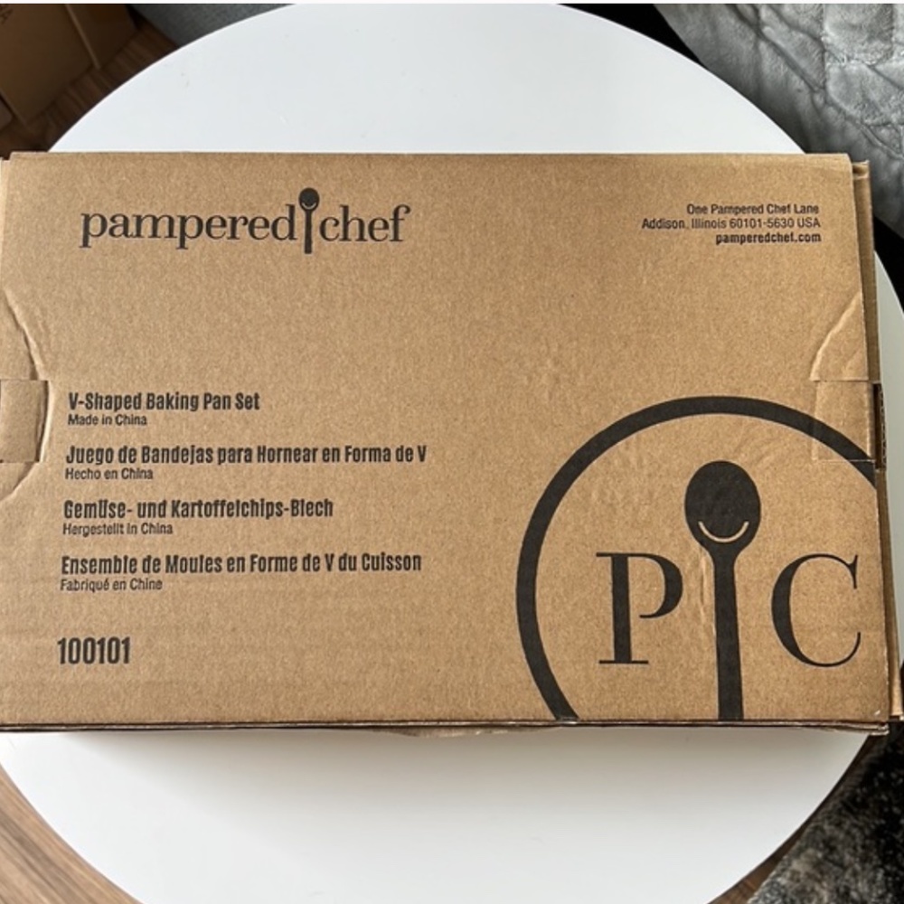 Pampered Chef - V Shaped Baking Pan Set